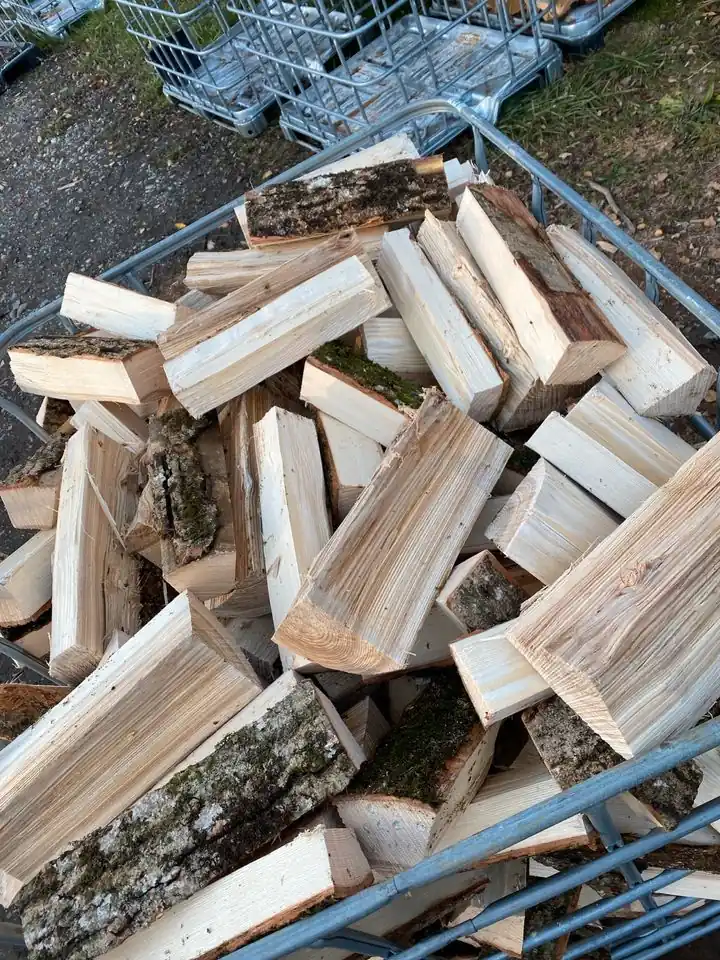 Brennholz in einer Gitterbox von oben