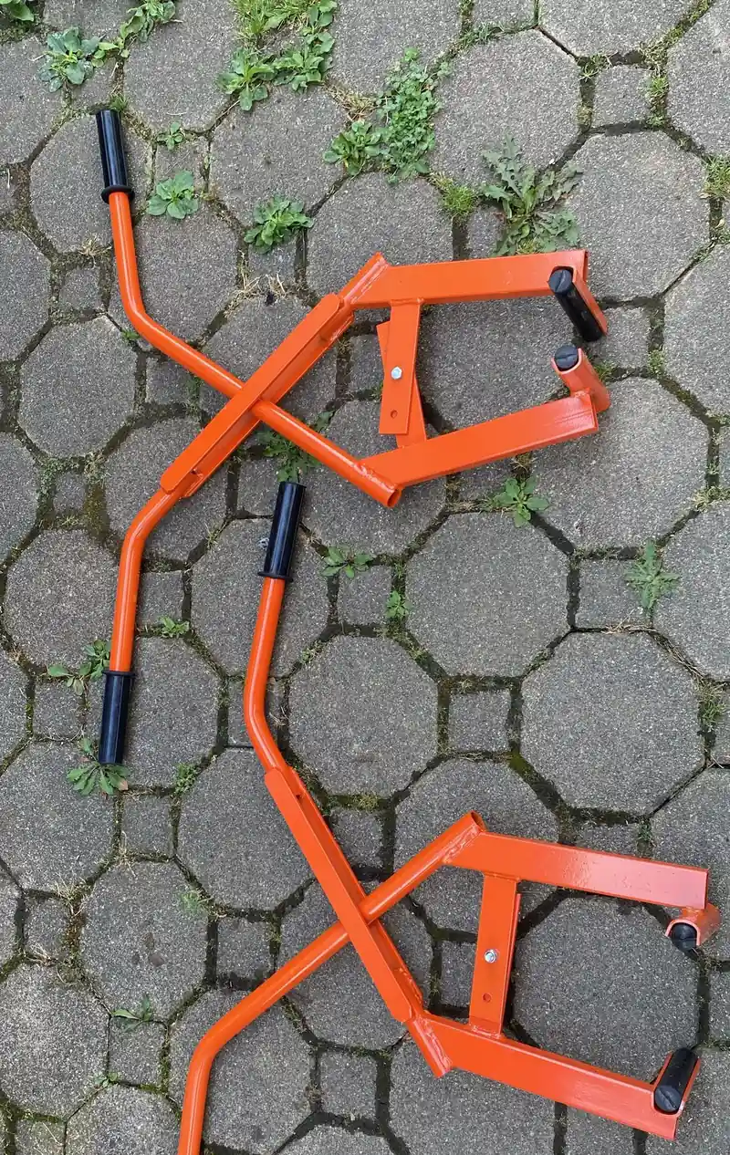 Zwei Randsteinheber mit Gummigriffen