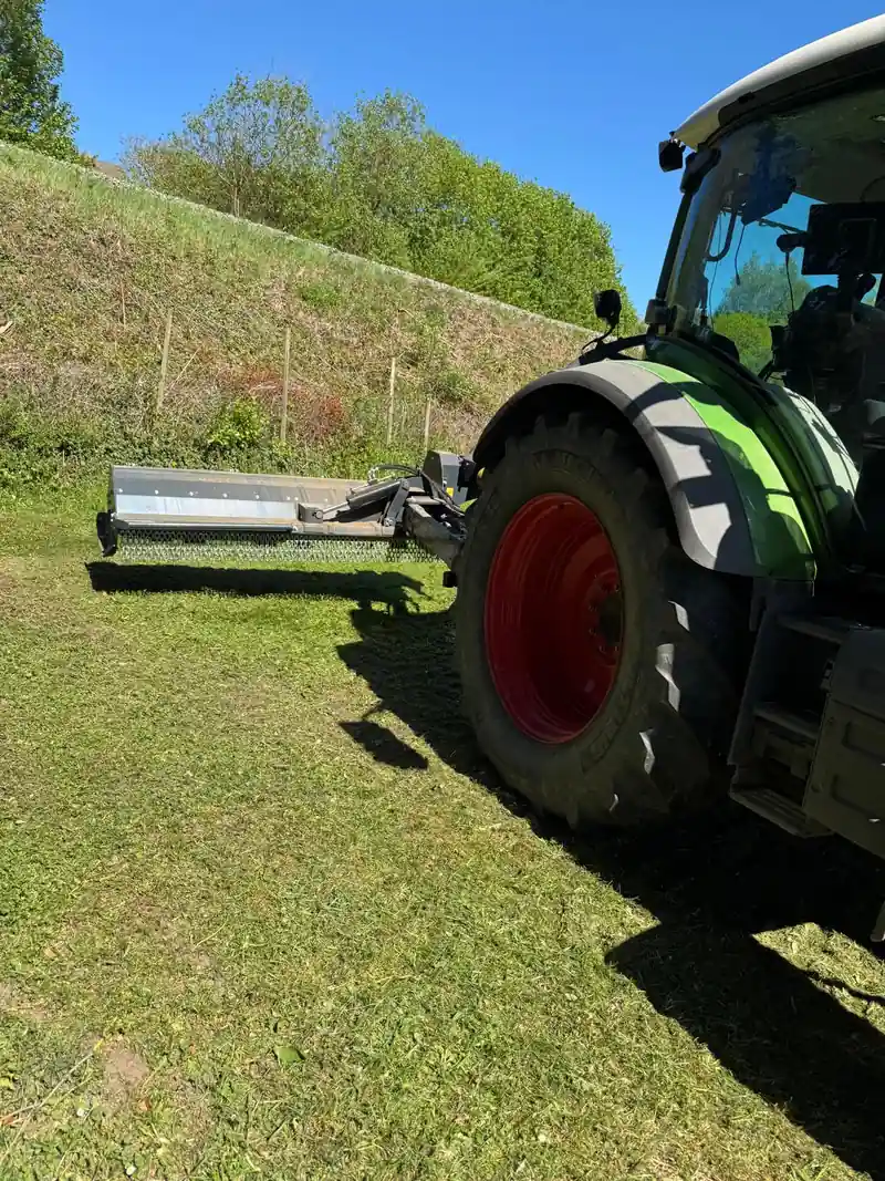 Schlepper mit Böschungsmulcher auf frisch gemulchter Fläche