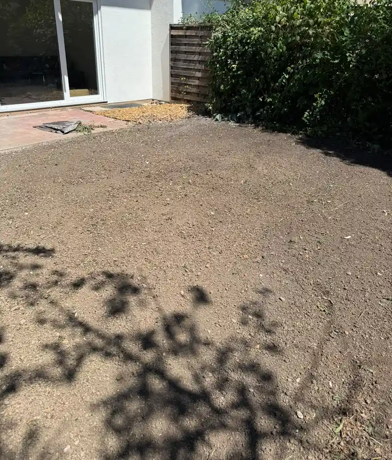 Vorbereitete, eingeebnete Fläche vor dem Verlegen des Rollrasens